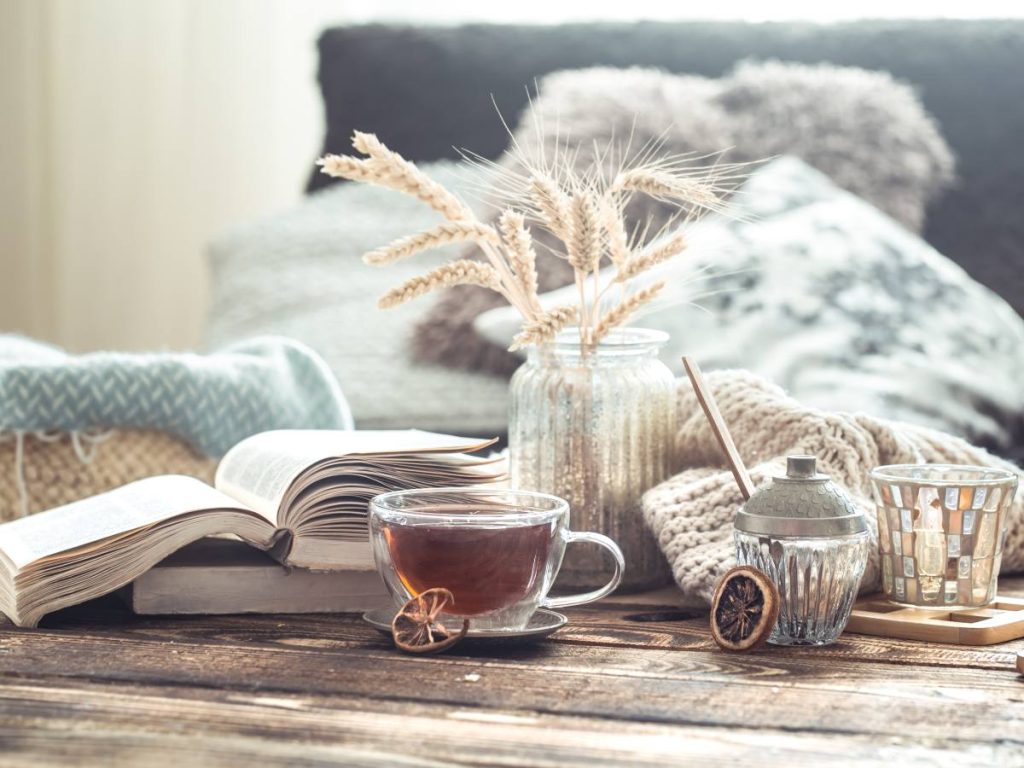 Infusiones, libros y calma. Así se ve una noche ideal para quienes priorizan el descanso, la claridad mental y el autocuidado.