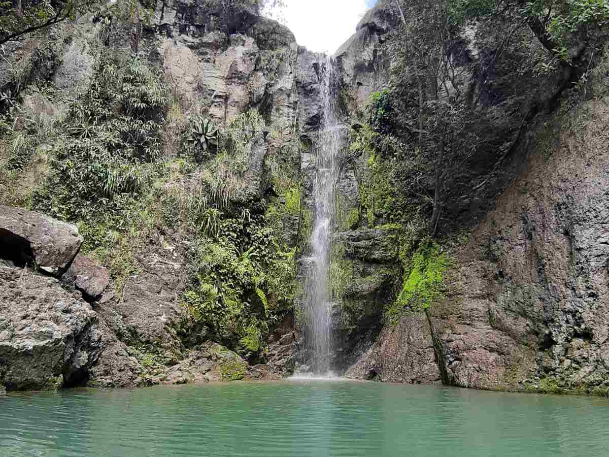 La Cascada El Caracol, uno de los principales atractivos naturales del Llano del Muerto, ofrece pozas de aguas cristalinas en un entorno rocoso y rodeado de vegetación.