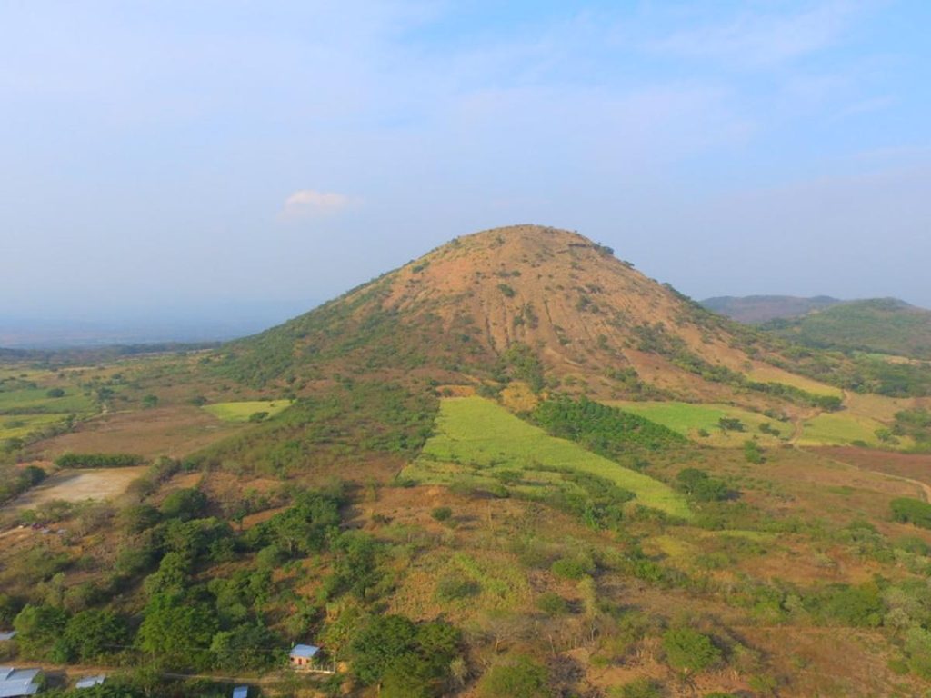 Vista desde la cima del Cerro Chino, ideal para capturar amaneceres únicos en la zona occidental de El Salvador.
