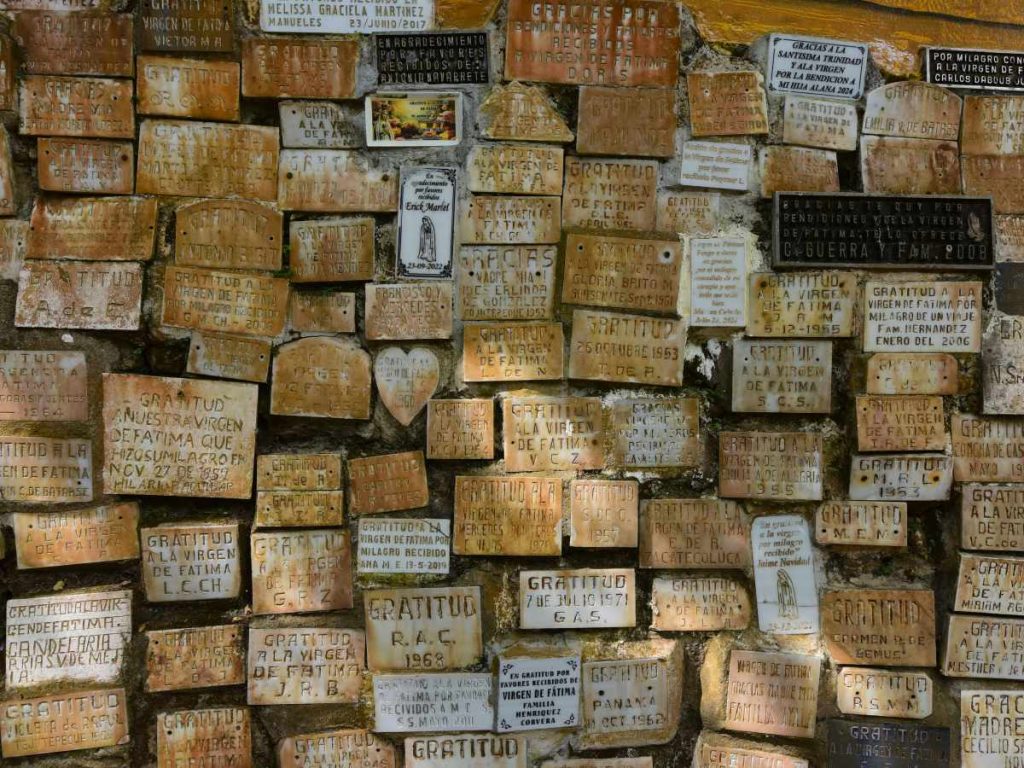 Placas de Gratitud por favores recibidos que los feligreces dejan a la Virgen de Guadalupe en el Cerro de las Pavas. Foto Emerson del Cid
