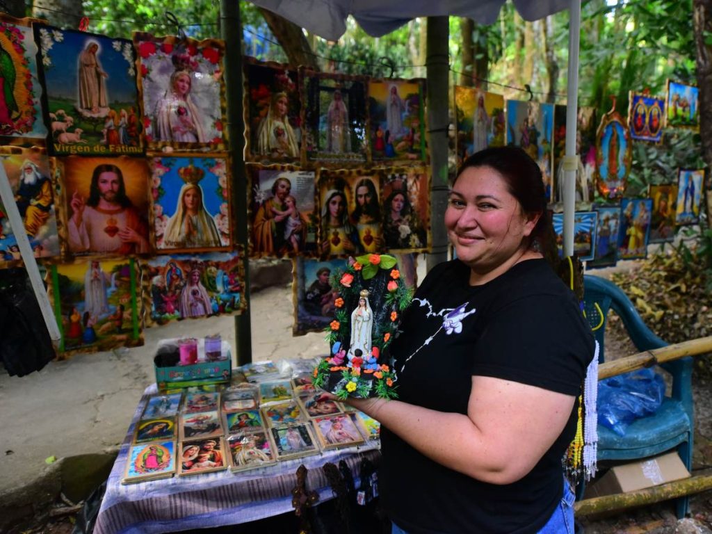 Ventas de imagenes de la Virgen de Guadalupe y otras imagenes religiosas. Foto Emerson del Cid