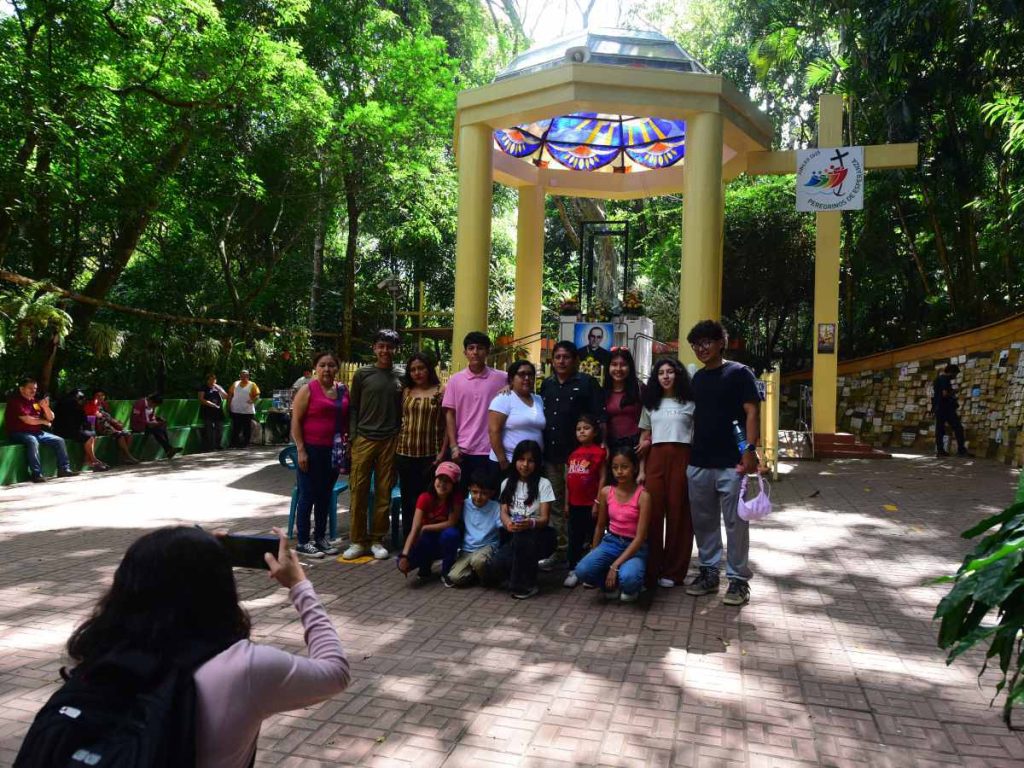 Grupos de familias llegan a adorar a la virgen de Guadalupe en el Cerro de las Pavas. Foto Emerson del Cid
