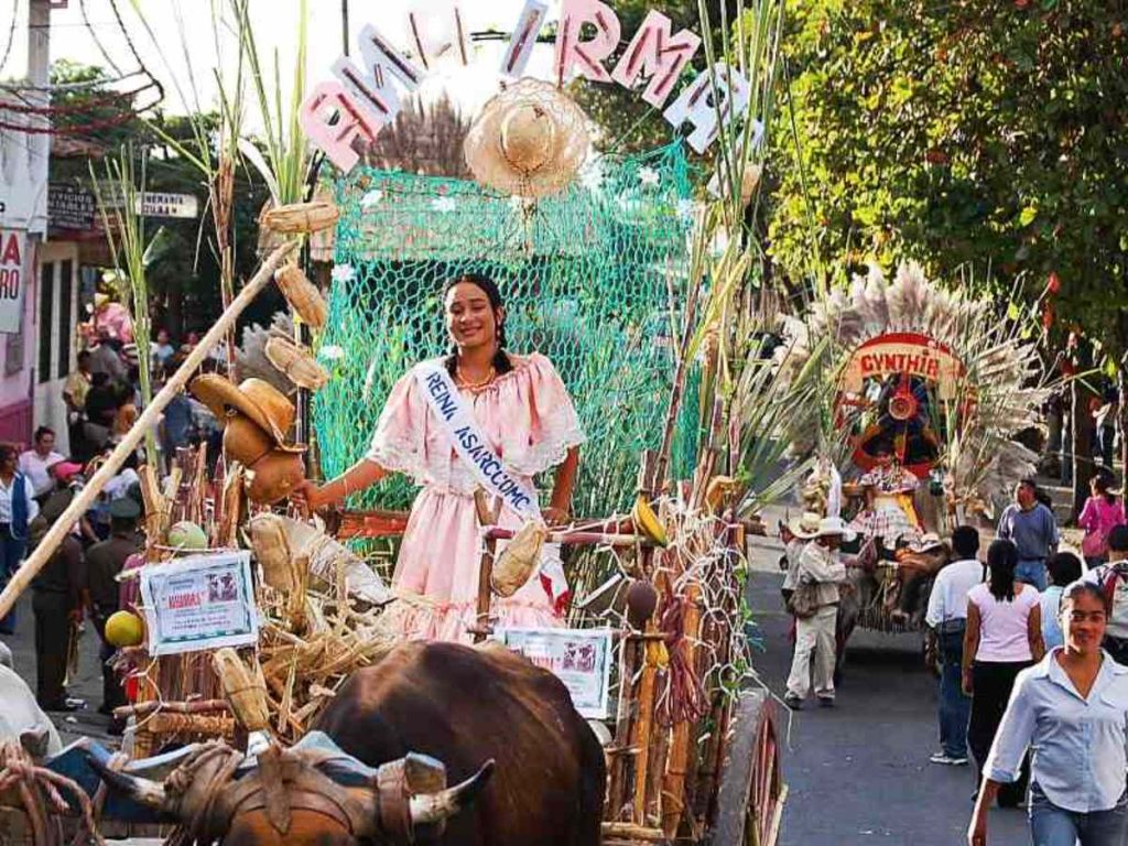 Reinas de barrios, colonias y asociaciones desfilarán en carretas bellamente decoradas. Foto EDH / Archivo