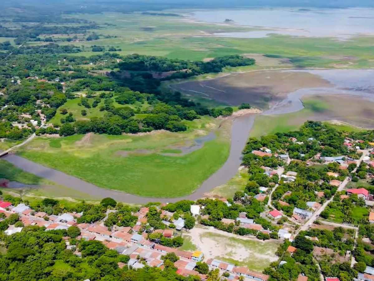 La Puntona ofrece atardeceres espectaculares que reflejan la belleza natural del Lago Suchitlán, convirtiéndose en un escenario ideal para el turismo y la fotografía.