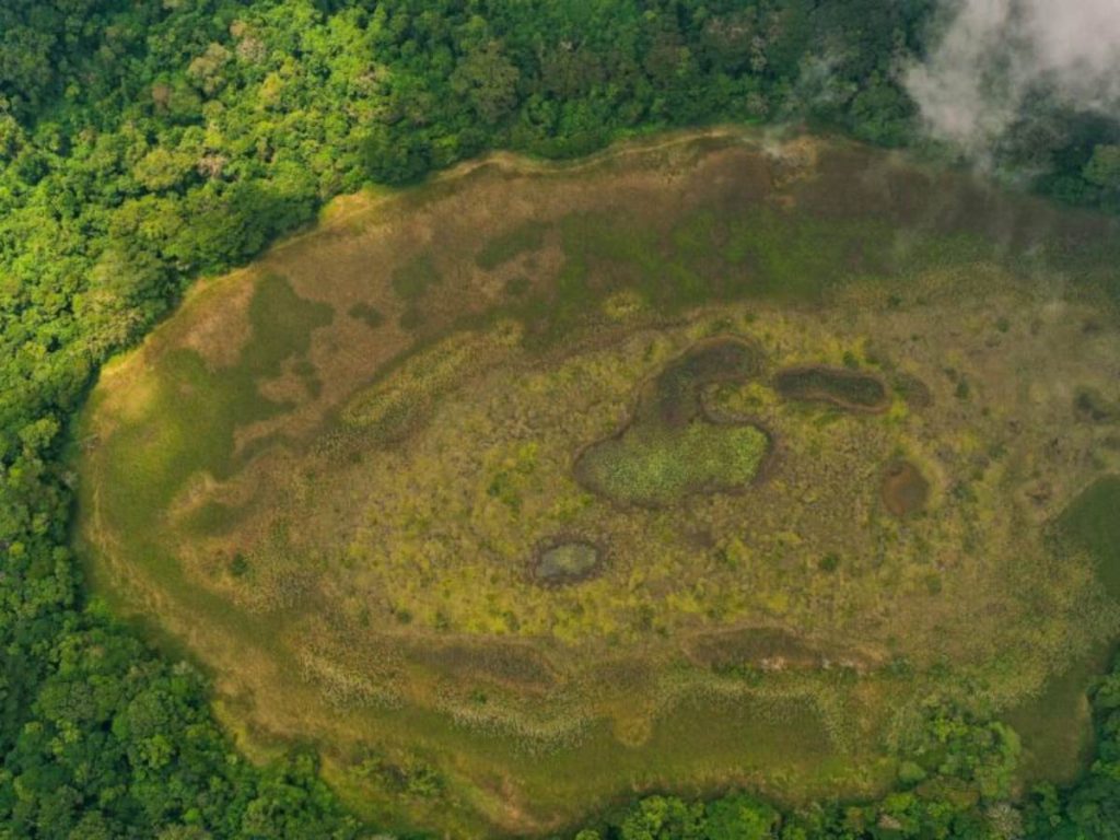 La laguna del volcán Las Ninfas, rodeada de bosque nuboso y cafetales, se ubica a 1,774 metros sobre el nivel del mar en Apaneca, Ahuachapán.