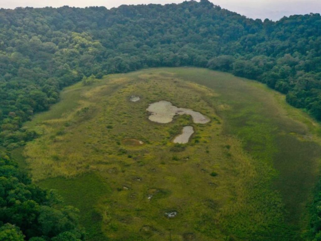 El volcán Las Ninfas forma parte de la cordillera Apaneca-Ilamatepec y es considerado activo por el Ministerio de Medio Ambiente debido a su buena conservación geológica.