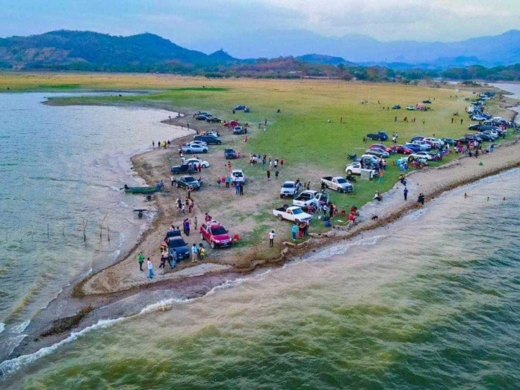 Familias y visitantes disfrutan de la tranquilidad, el paisaje y las actividades recreativas que hacen de La Puntona uno de los destinos más atractivos de Chalatenango.
