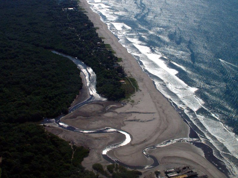 La amplitud y tranquilidad de Playa El Espino la convierten en un destino ideal para desconectarse y disfrutar del mar.