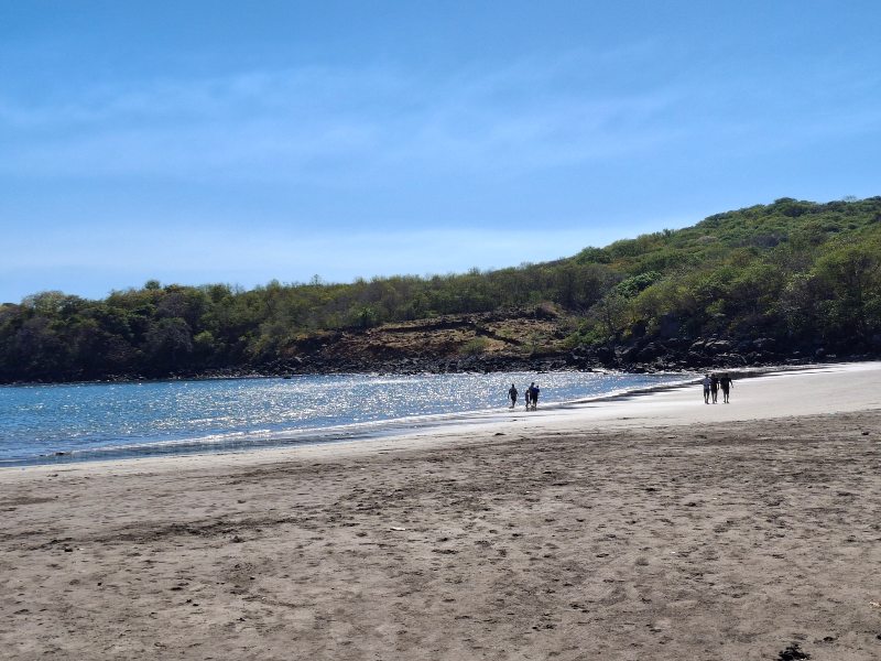 Las hamacas junto a la playa invitan a descansar con el sonido del mar de fondo.