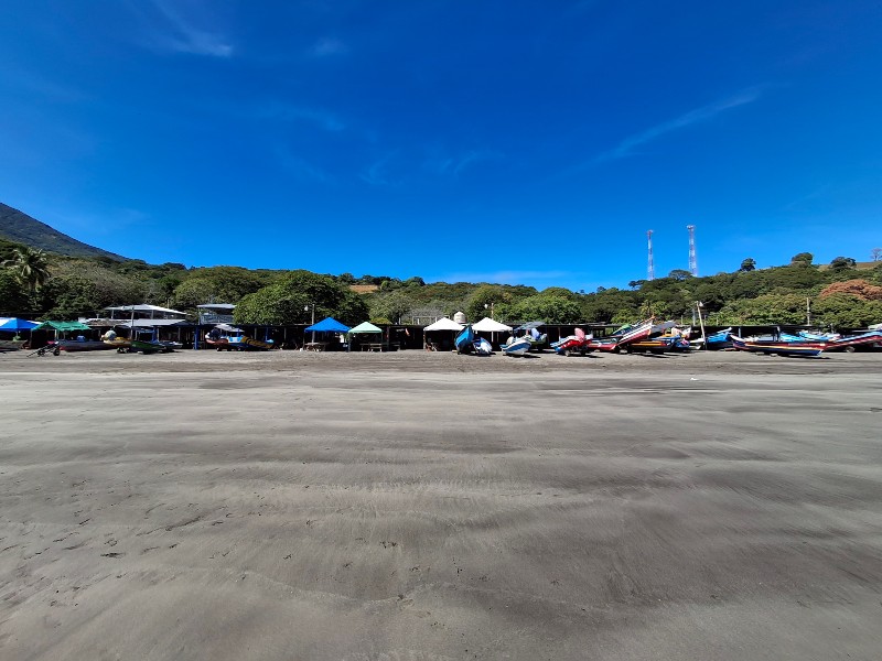 En Playa Playitas, la hospitalidad es parte del paisaje: los locales reciben con calidez.