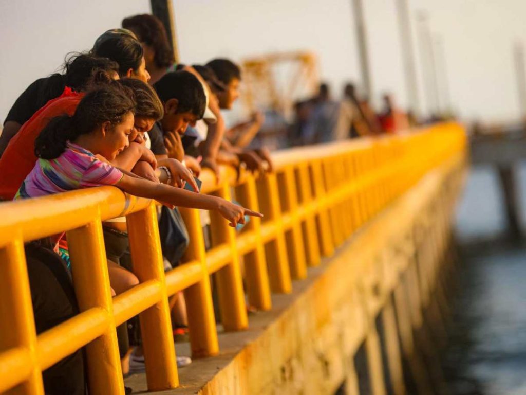 Salvadoreños disfrutan las playas de La Libertad en el primer fin de semana del año