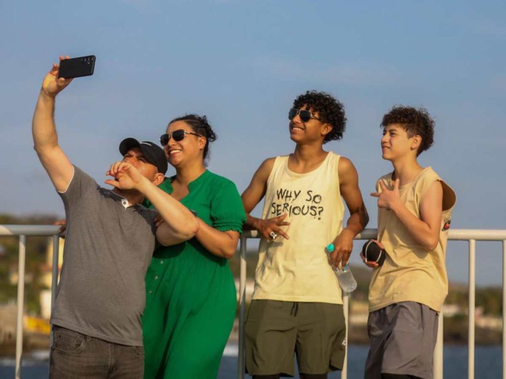 Salvadoreños disfrutan las playas de La Libertad en el primer fin de semana del año