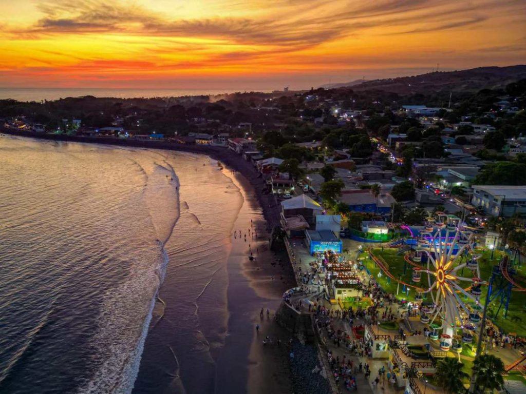 Salvadoreños disfrutan las playas de La Libertad en el primer fin de semana del año
