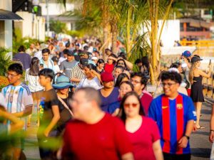 Salvadoreños disfrutan las playas de La Libertad en el primer fin de semana del año