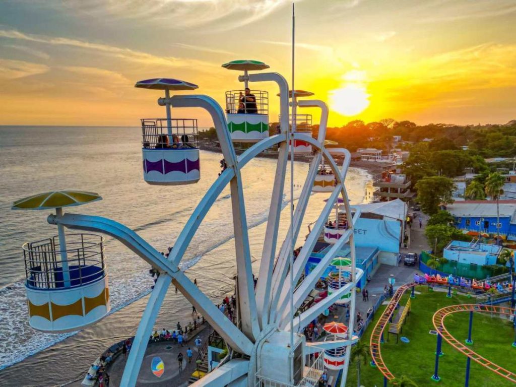 Salvadoreños disfrutan las playas de La Libertad en el primer fin de semana del año
