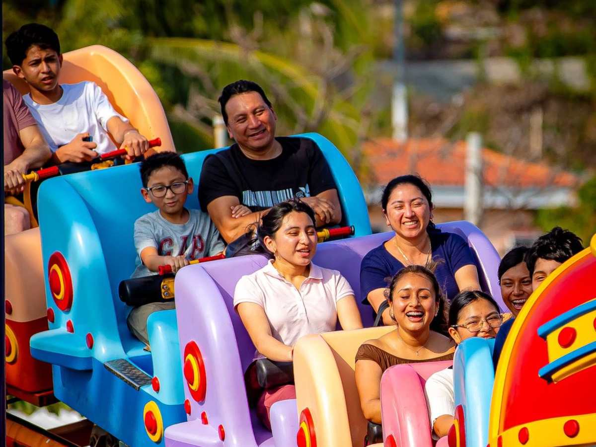 Salvadoreños disfrutan las playas de La Libertad en el primer fin de semana del año