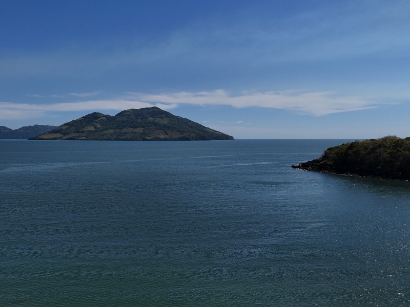 Playa Playitas ofrece un ambiente sereno y vistas únicas al volcán Conchagua y la Isla Conchagüita. Ideal para relajarse en hamaca y disfrutar de mariscos frescos.