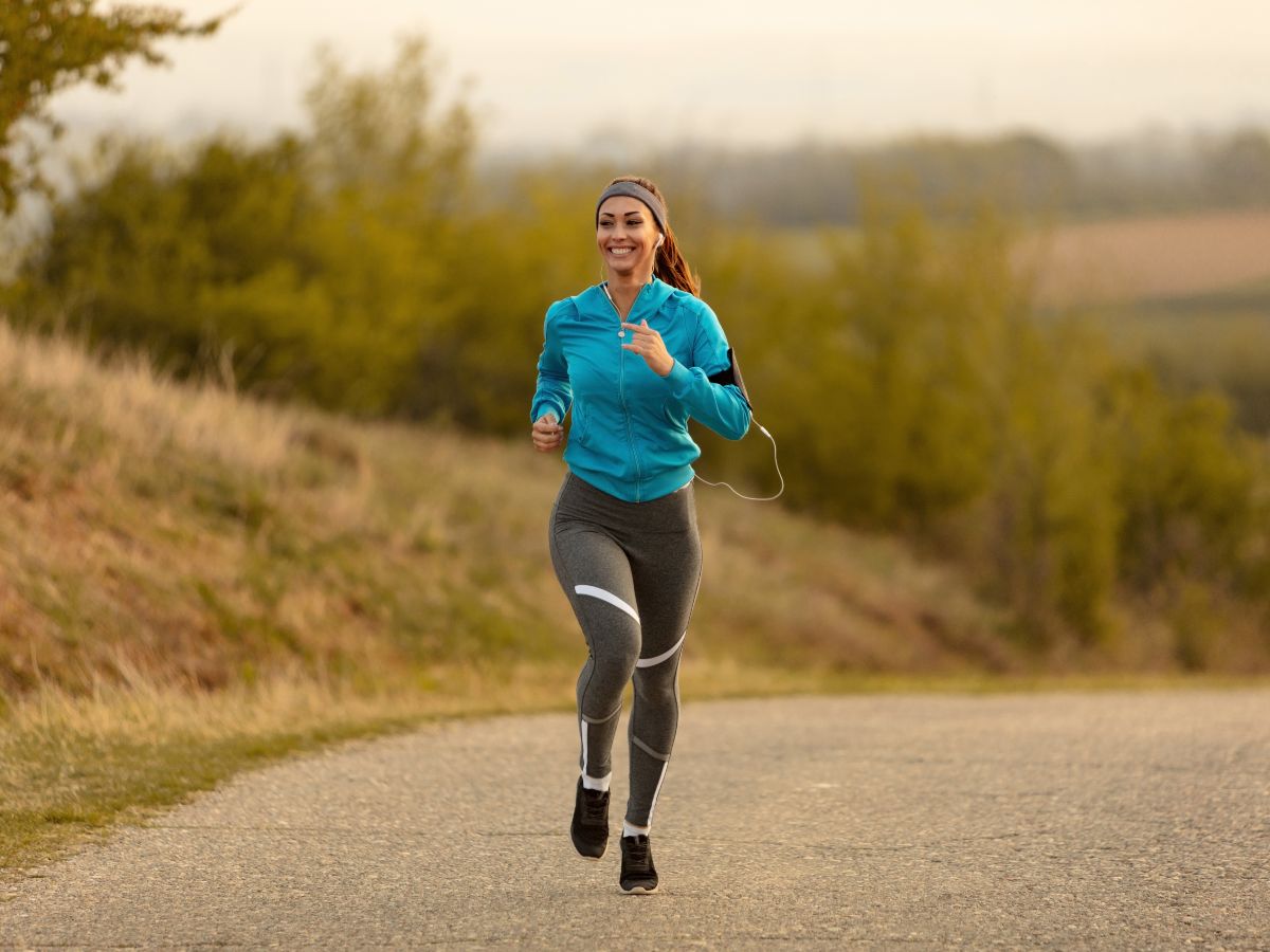 Correr de forma adecuada y con buena técnica ayuda a proteger las articulaciones de la rodilla.