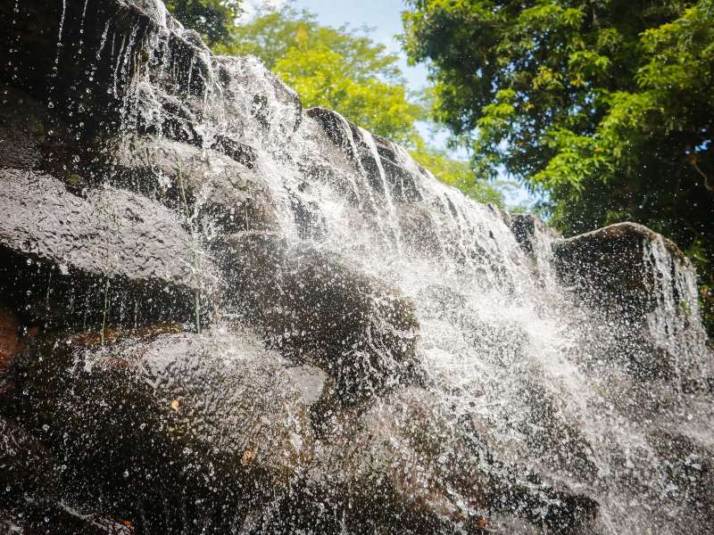 Los nacimientos de agua natural alimentan las piscinas y embellecen el entorno del turicentro.