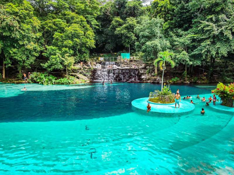 El parque ofrece amplias zonas verdes para picnic y descanso familiar.