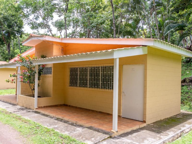El centro recreativo ofrece áreas verdes, piscinas y zonas para actividades al aire libre durante todo el año.