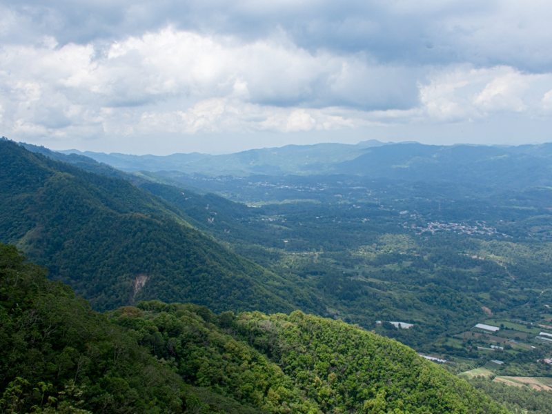 Desde la cima del peñón se pueden ver cerros, volcanes y pueblos de ambos países.