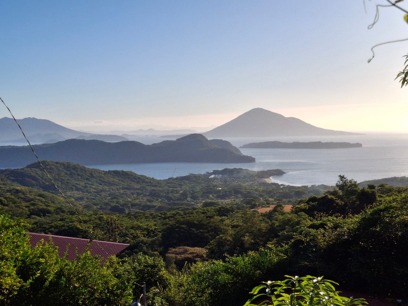Vista desde el Mirador del Fin del Mundo, en Agua Escondida, con el Golfo de Fonseca al fondo.