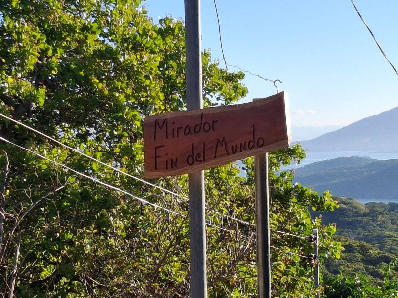 La calle conocida como el Mirador del Fin del Mundo permite observar la playa El Chiquirín y su muelle.
