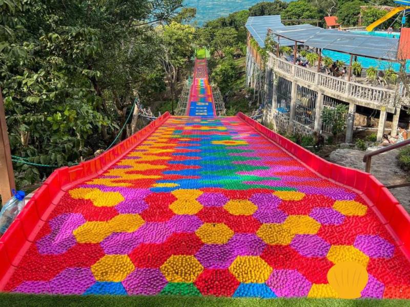 El tobogán arcoíris de 180 metros es una de las atracciones más buscadas del balneario.