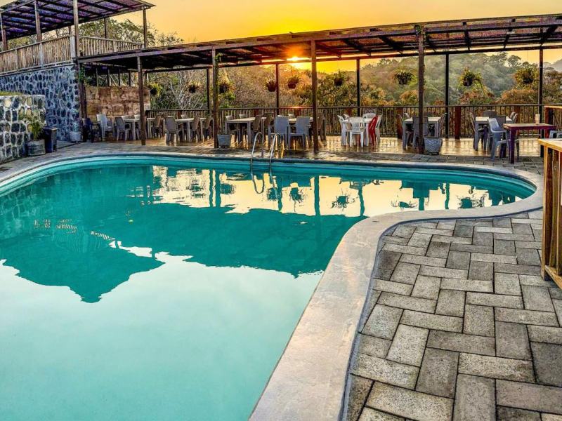 Berlin Pool Party combina naturaleza, recreación acuática y un entorno de montaña.