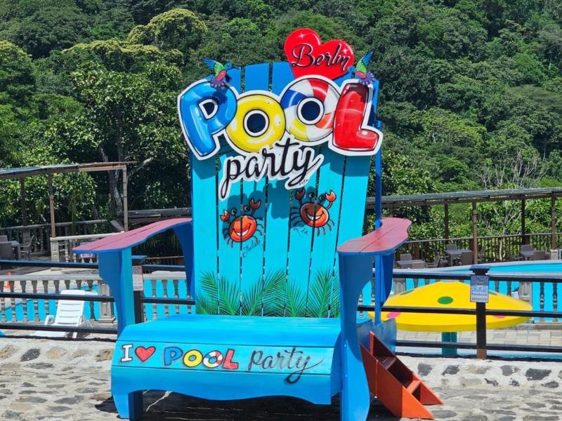 El balneario cuenta con una silla gigante, perfecta para una foto familiar de recuerdo.