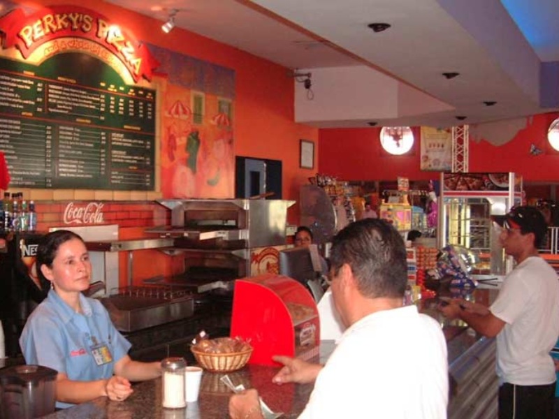 La cafetería del lugar ofrecía diversos tipos de alimentos para todos los gustos.