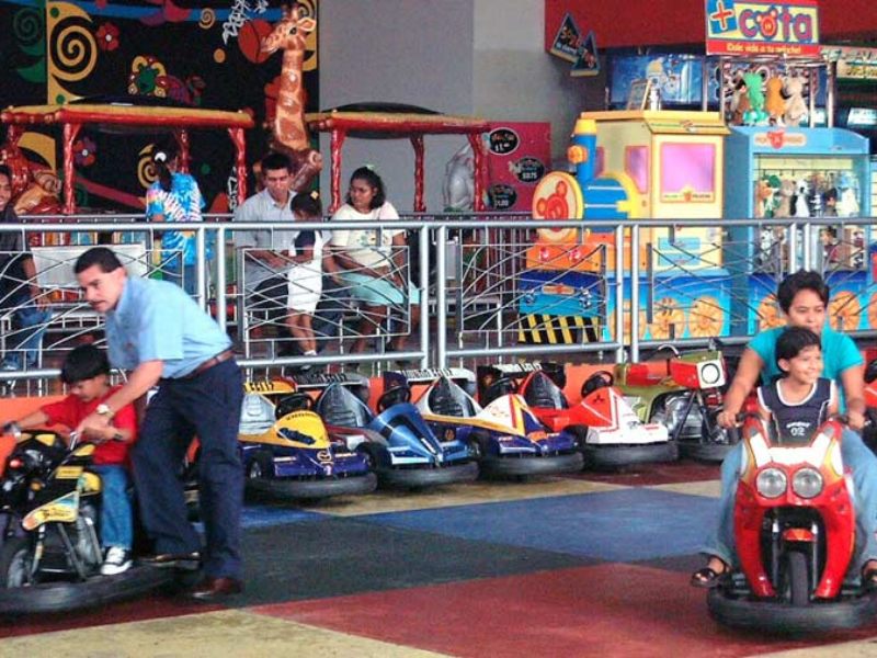 Los padres disfrutaban de momentos de diversión con sus hijos.