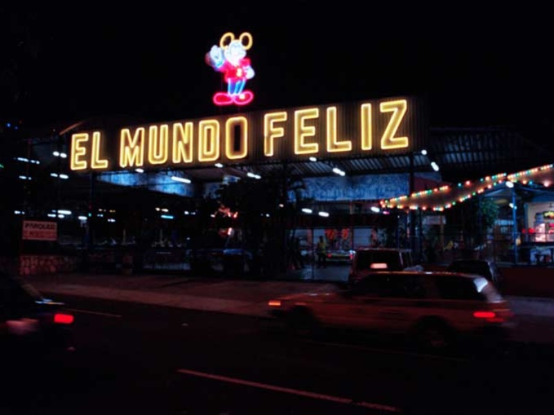 Después de medio siglo de brindarle diversión a las familias salvadoreñas, el Mundo Feliz cerró sus puertas el viernes 16 de enero de 2016 debido a las “dificultades operativas que propicia la crisis económica del país”.