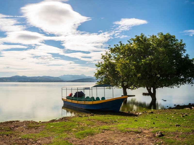 Área natural en los alrededores del Lago de Güija, propicia para actividades al aire libre.