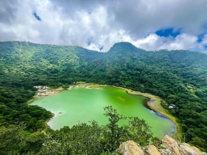 El entorno natural de la Laguna de Alegría destaca por su neblina frecuente y su ambiente apacible durante gran parte del año.