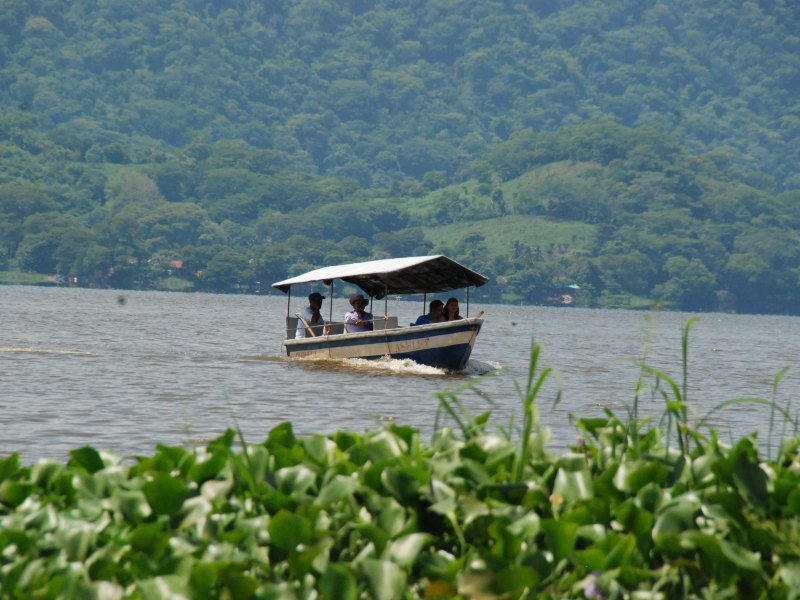 Los recorridos en lancha permiten apreciar la laguna desde otra perspectiva