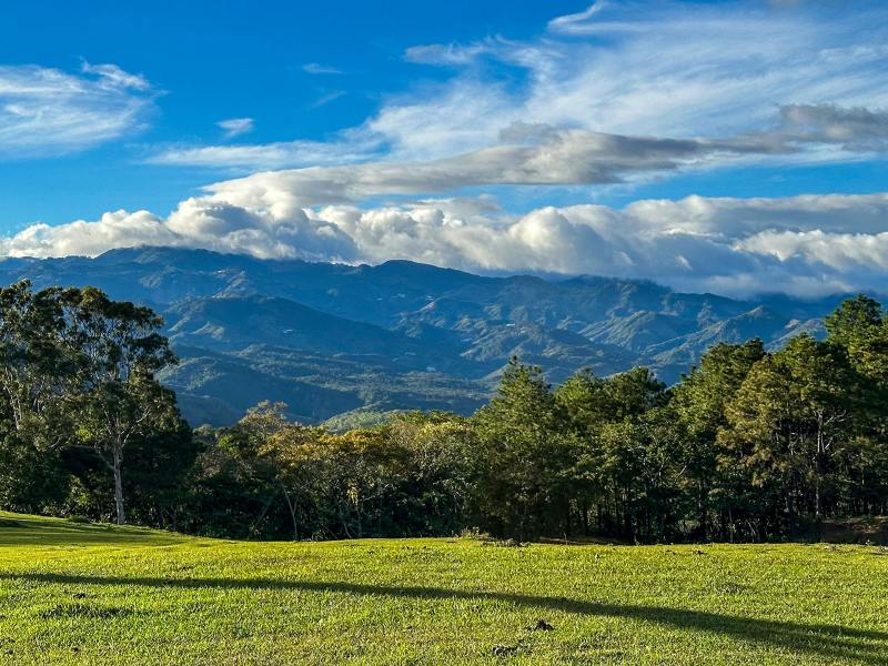 El turismo de montaña ofrece experiencias únicas durante todo el año.