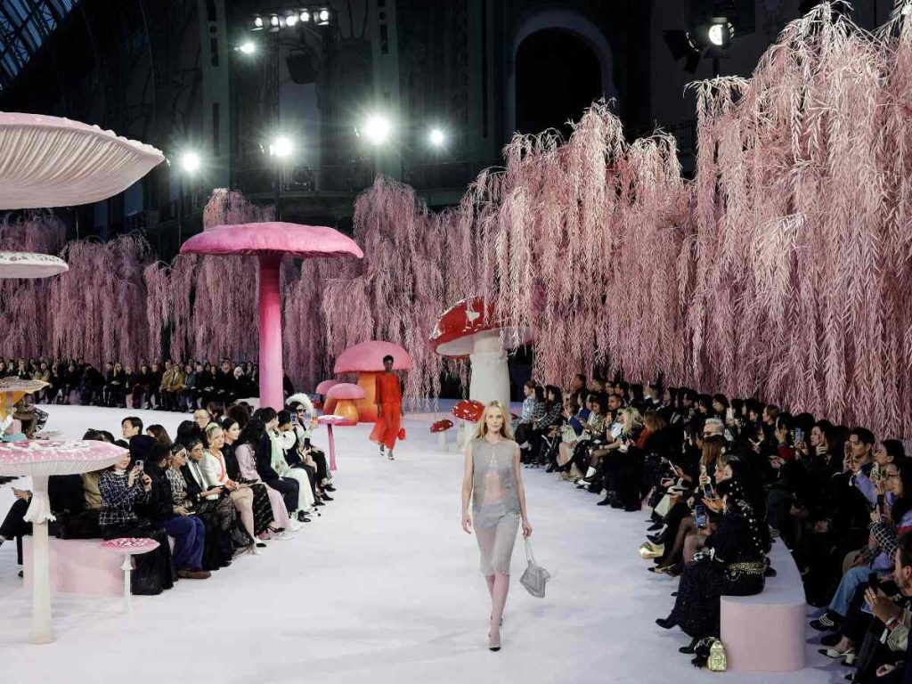 Una modelo desfila una creación de Chanel para la Alta Costura femenina primavera/verano 2026, durante la Semana de la Moda de Alta Costura de París.
