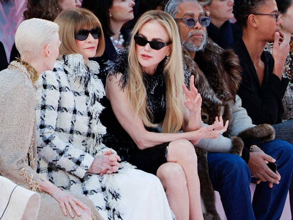 La actriz Tilda Swinton, la editora Anna Wintour y la actriz Nicole Kidman conversan durante el desfile de Alta Costura primavera/verano 2026 de Chanel en París.