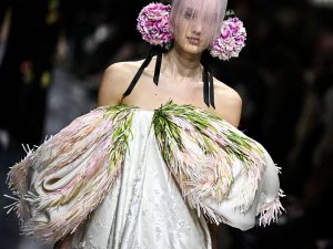 Una modelo desfila una creación de Christian Dior durante la presentación de Alta Costura primavera/verano 2026, en la Semana de la Moda de Alta Costura de París.