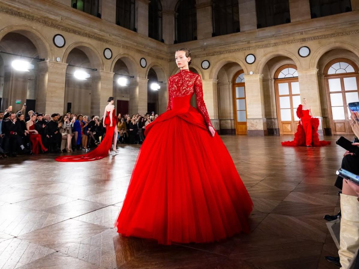 Alta Costura en su máxima expresión: siluetas escultóricas, dramatismo y artesanía se unen en pasarela para convertir el desfile en una experiencia visual y emocional.