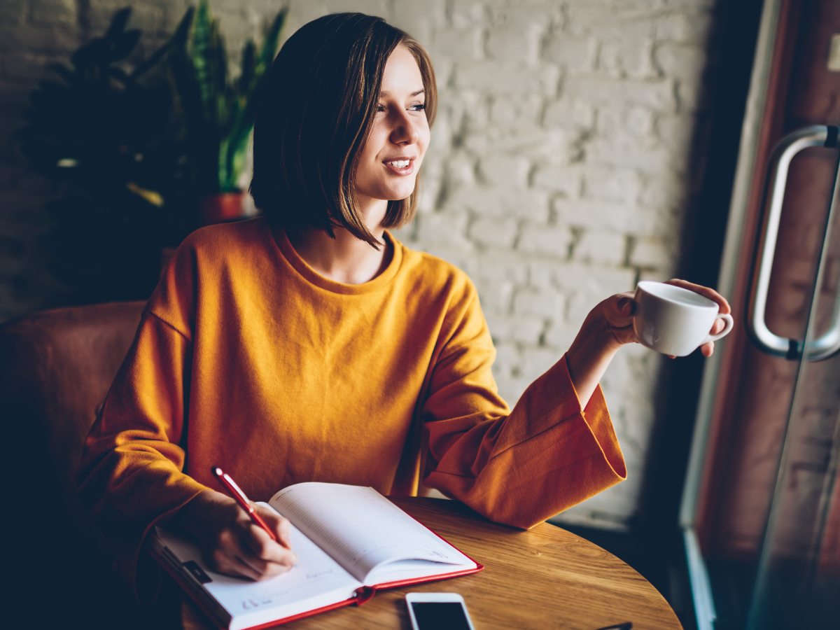 La escritura consciente como ritual diario ayuda a enfocar la mente, ordenar deseos y reforzar la intención de vivir con mayor claridad emocional.