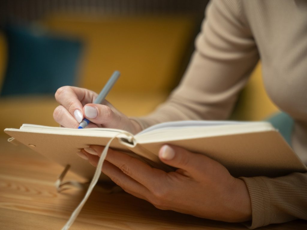 Scripting invita a pausar, conectar con lo que querés atraer y transformar pensamientos en una narrativa positiva que guíe decisiones y metas.