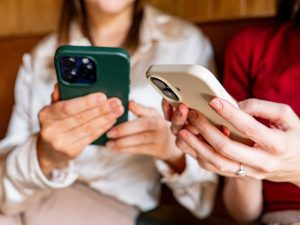 Usuarios exploran nuevas plataformas digitales tras cambios en TikTok y un debate global sobre censura, algoritmos y control de datos en redes sociales.