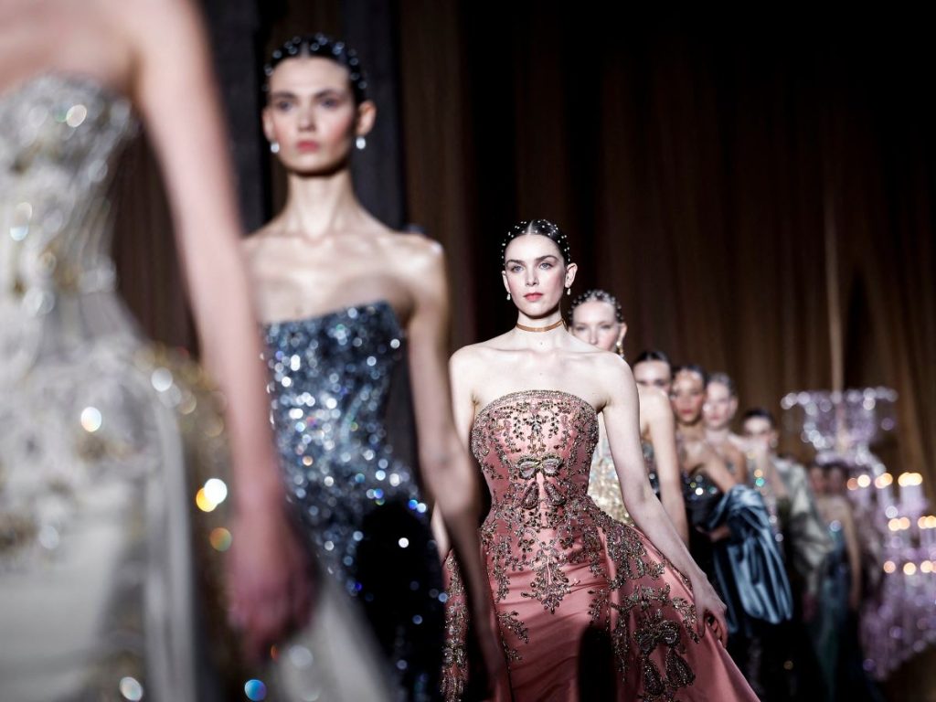 Creaciones de Zuhair Murad desfilan en la Semana de la Moda de Alta Costura Primavera-Verano 2026 en París, reafirmando el glamour, el detalle artesanal y la elegancia escénica.