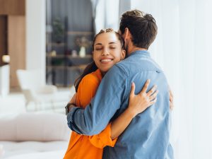 Día del abrazo, una pausa humana en un mundo que va de prisa