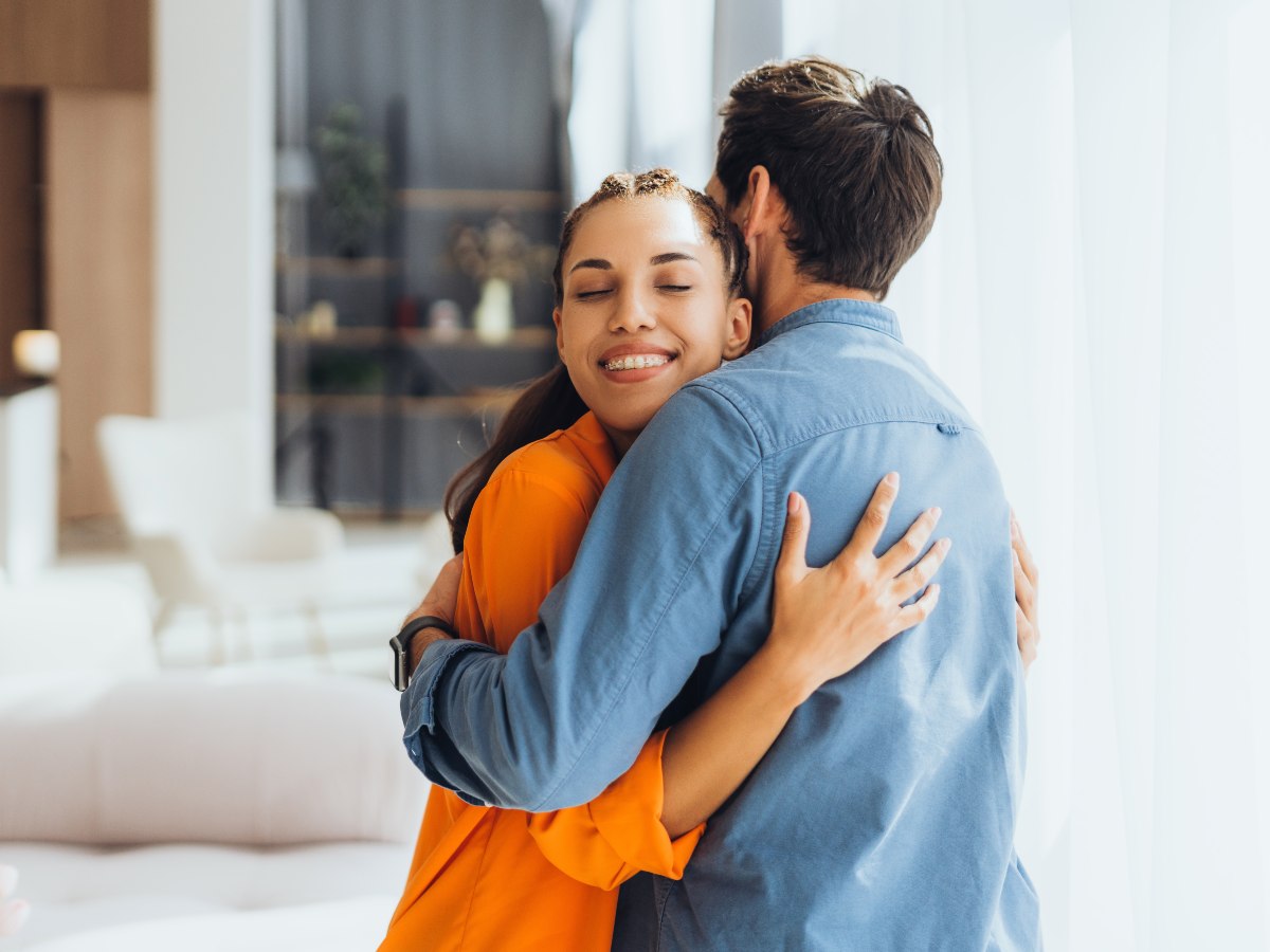 Abrazar reduce el estrés y genera oxitocina, la hormona que promueve la calma, según estudios de la Universidad Carnegie Mellon.