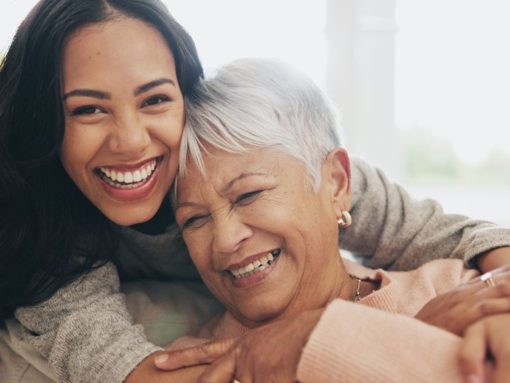 Un abrazo fortalece el vínculo familiar y transmite seguridad emocional sin necesidad de palabras.