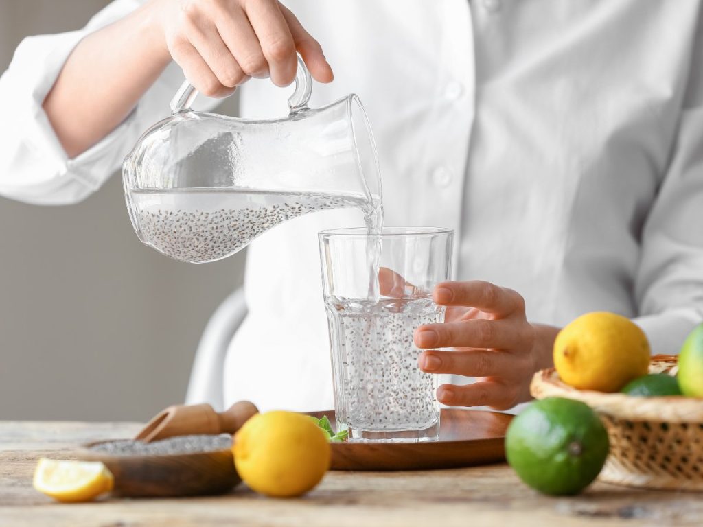 Antes de consumirlas, se recomienda hidratar las semillas de chía para mejorar su digestión y aprovechar mejor sus nutrientes.